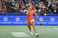 三盘苦战输球！郑钦文再负萨巴伦卡，无缘WTA1000赛首冠