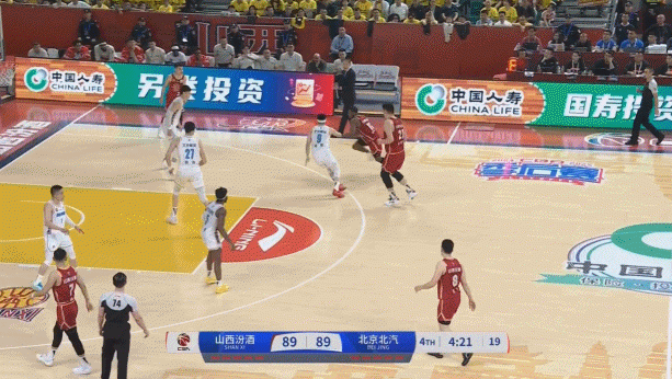 把握机会!贾明儒底角大空位 长两分坚决出手洞穿篮心