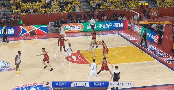 不容易!雷蒙侧翼三分命中 打破北京4分钟得分荒