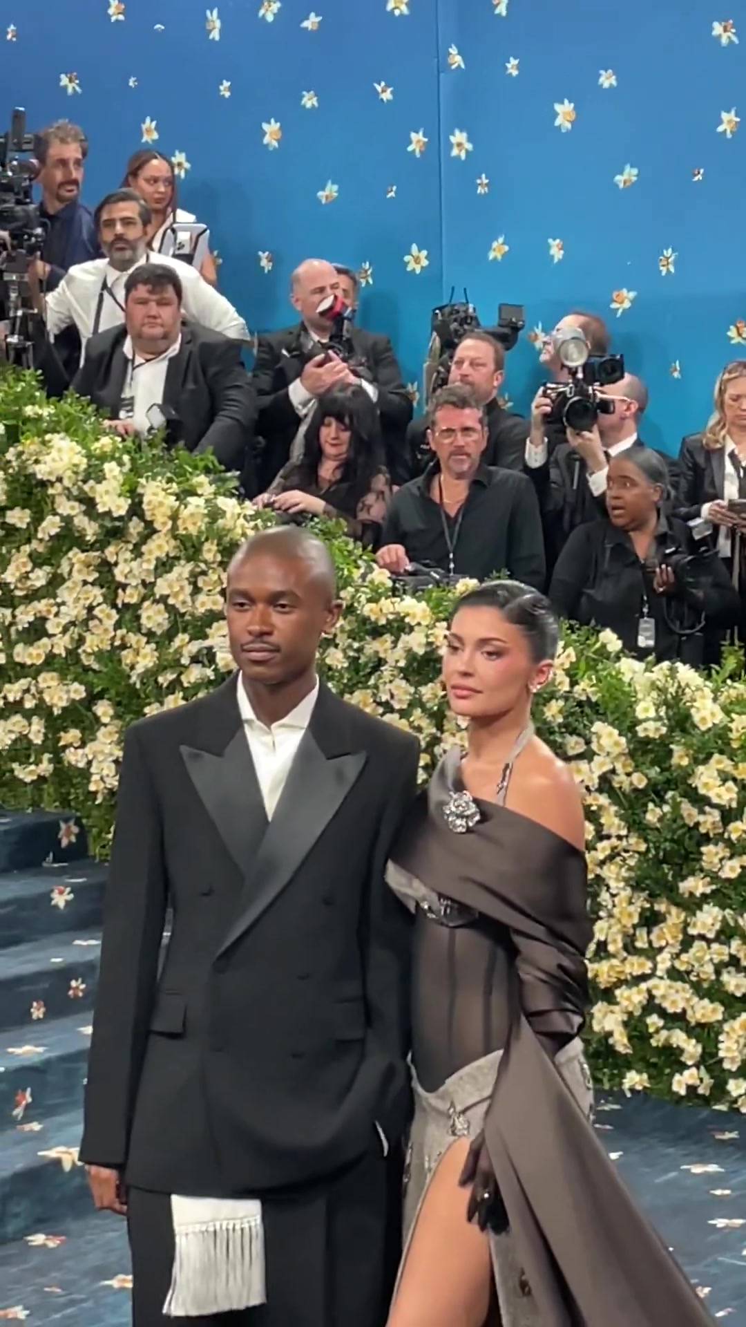 卡戴珊Met Gala：詹娜镂空西装 金卡鳄鱼皮裙💖小妹大秀美胸