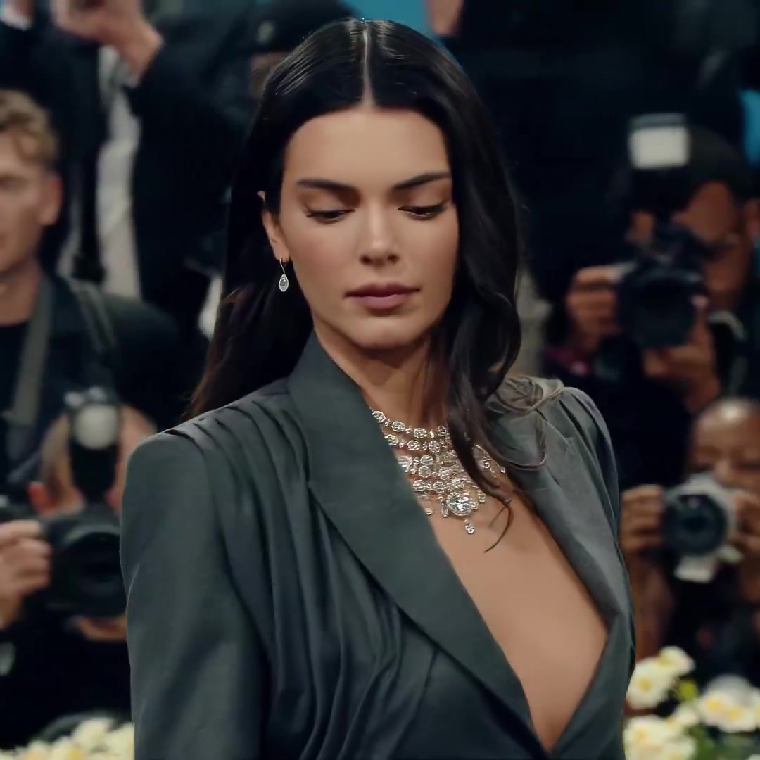 卡戴珊Met Gala：詹娜镂空西装 金卡鳄鱼皮裙💖小妹大秀美胸